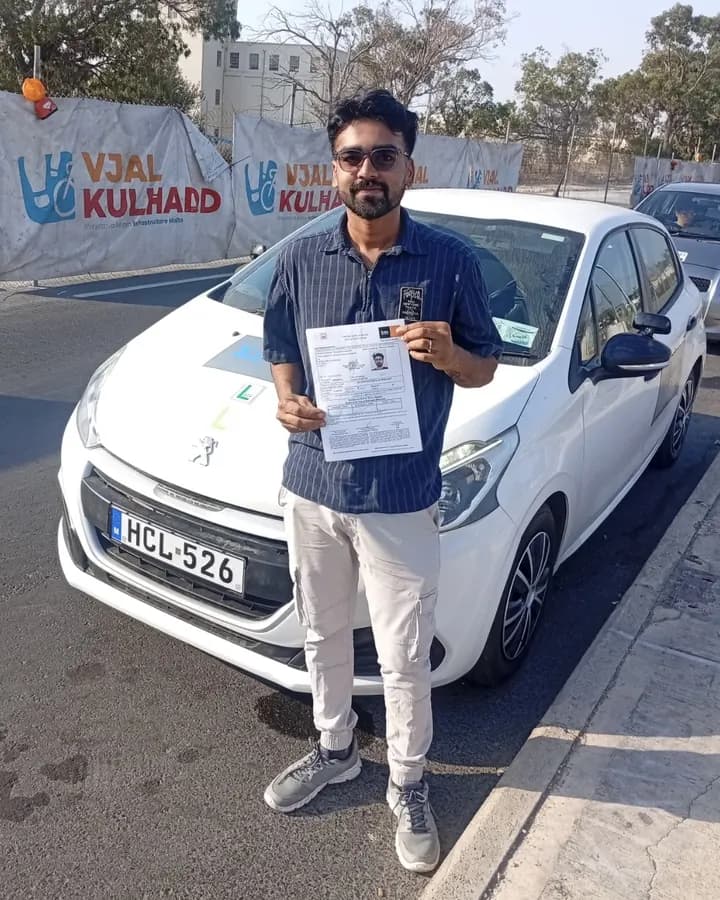 A new driver on pass day, in front of a Decelis Peugeot 208